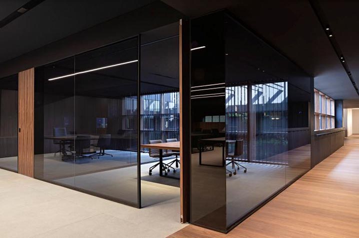 通過(guò)光線(xiàn)明暗對(duì)比、色彩冷暖對(duì)比、材料質(zhì)地對(duì)比等