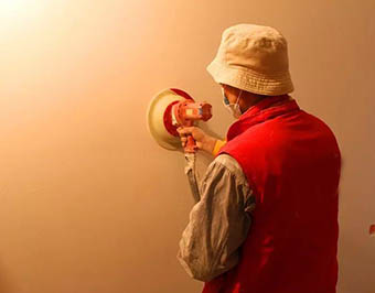 膩子打磨后，再上透明底漆