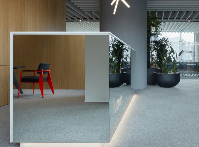 這樣的辦公室前臺(tái)裝修設(shè)計(jì)，立刻讓辦公室看起來(lái)高大上